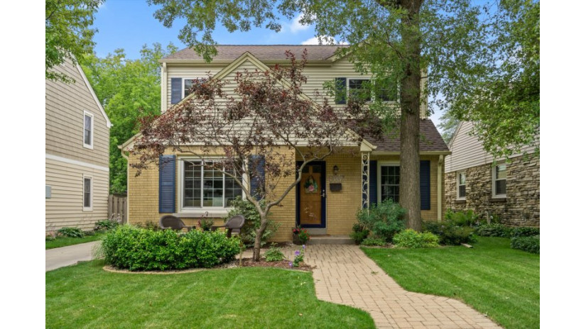 6067 N Shoreland Ave Whitefish Bay, WI 53217 by Shorewest Realtors $439,000