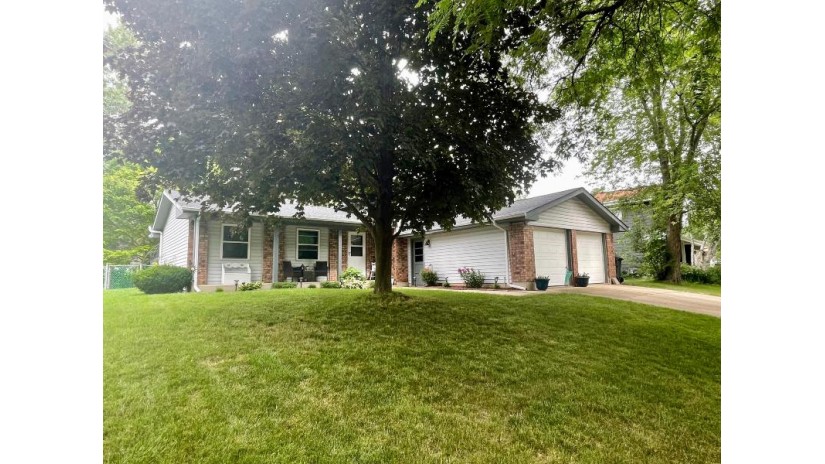 2808 Sussex Ln Waukesha, WI 53188 by Elements Realty LLC $365,000