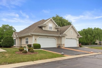 4870 S Waterview Ct, Greenfield, WI 53220-4856