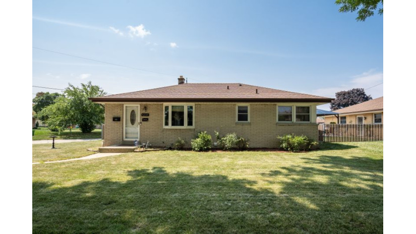 4257 S 14th St Milwaukee, WI 53221 by Shorewest Realtors $195,000