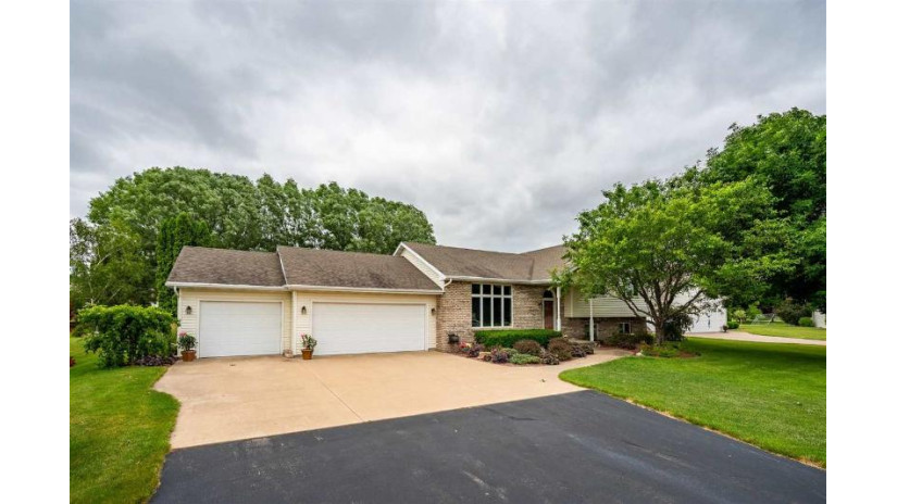 W2533 Wedgewood Court Buchanan, WI 54915 by Century 21 Ace Realty $325,000