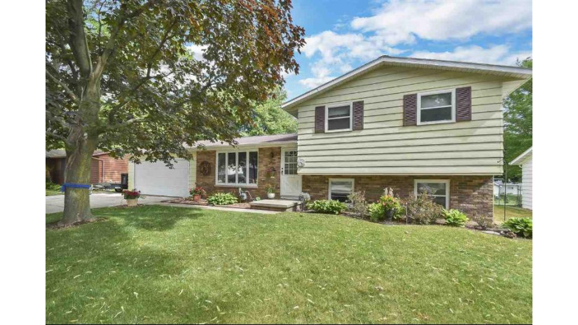 2500 He Nis Ra Lane Green Bay, WI 54304 by Ben Bartolazzi Real Estate, Inc $232,500