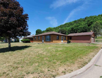 1041 E Dewey St, Cassville, WI 53806