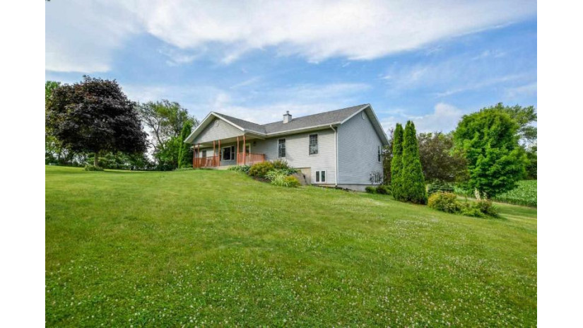 3800 Hwy 80 Eden, WI 53543 by Lori Droessler Real Estate, Inc. $410,000