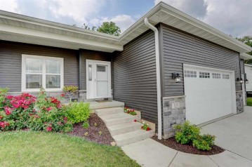 329 Whitetail Way, Deerfield, WI 53531