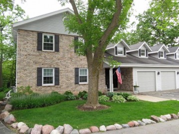 2368 Quail Hollow Ct B, Delafield, WI 53018-2036