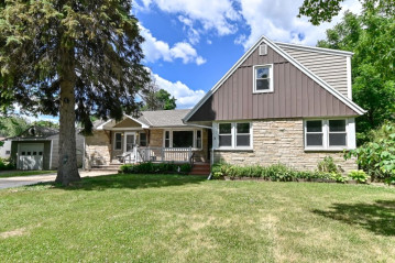 4929 S 33rd St, Greenfield, WI 53221-2613