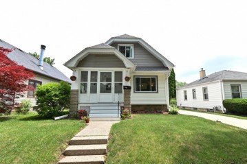 2104 S 95th St, West Allis, WI 53227-1419