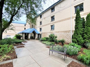 130 W Wisconsin Ave 8, Pewaukee, WI 53072