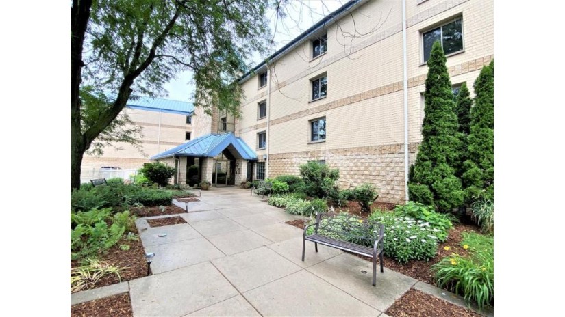 130 W Wisconsin Ave 8 Pewaukee, WI 53072 by First Weber Inc - Brookfield $390,000