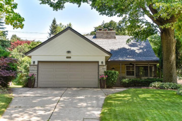 10625 W Grantosa Dr, Wauwatosa, WI 53222-2208