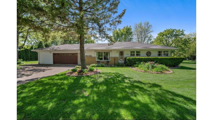 10313 N Sunnycrest Dr Mequon, WI 53092 by Exsell Real Estate Experts LLC $379,900