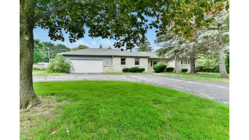 3265 Burlawn Pkwy Brookfield, WI 53005 by Buyers Vantage $309,000