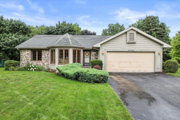 N28W22312 Foxwood Ln, Pewaukee, WI 53186-8858