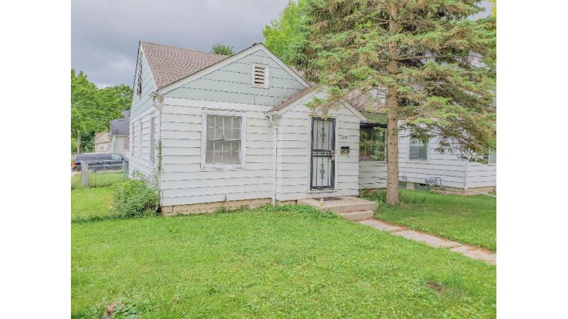 5696 N 39th St Milwaukee, WI 53209 by RE/MAX Service First $84,900