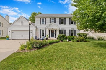 208 Manchester Dr, Waukesha, WI 53188-4118