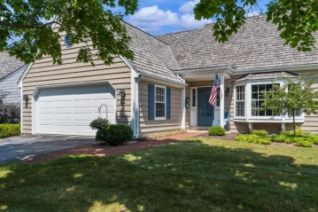 950 W Shaker Cir, Mequon, WI 53092-6032