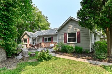 116 W Green Tree Rd, Glendale, WI 53217-3881