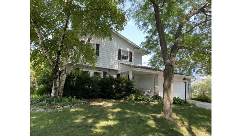 1533 Park View Ln Port Washington, WI 53074 by Berkshire Hathaway HomeServices Metro Realty $259,900