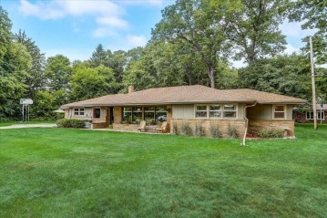 5955 S 36th St, Greenfield, WI 53221-4615