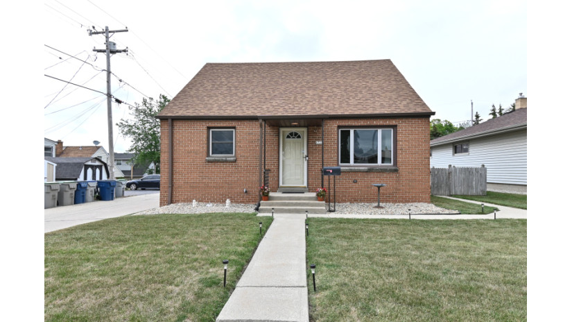 4720 S 22nd St Milwaukee, WI 53221 by Shorewest Realtors $210,000