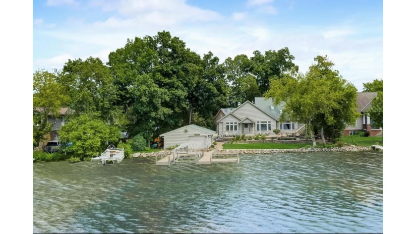 636 Oak Lodge Rd Waterford, WI 53185 by Doering & Co Real Estate, LLC $850,000