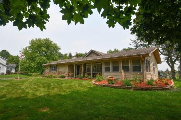 1730 S Twin Willows Dr, New Berlin, WI 53146-1255