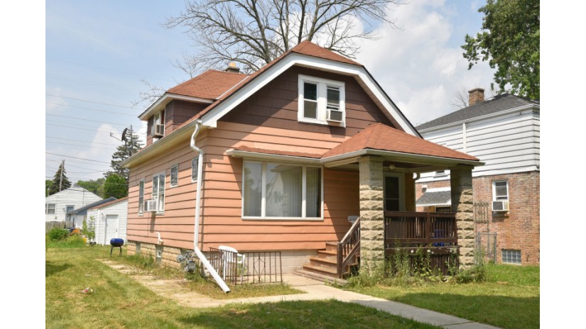 4719 N 19th Pl Milwaukee, WI 53209 by Shorewest Realtors $70,000