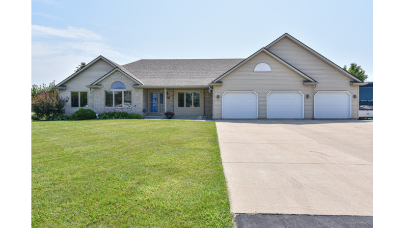 2415 Catherine Dr Caledonia, WI 53402 by Shorewest Realtors $425,000