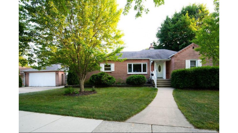 637 Hawthorne Ave South Milwaukee, WI 53172 by Coldwell Banker Realty $289,900