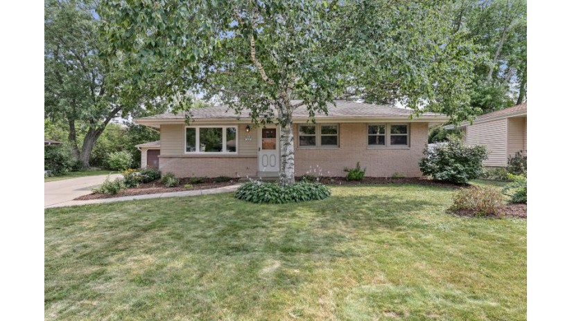 N86W18201 Summit Dr Menomonee Falls, WI 53051 by Coldwell Banker Realty $244,900