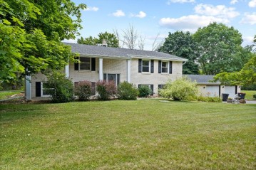 3058 Rolaine Pkwy, Hartford, WI 53027-9510