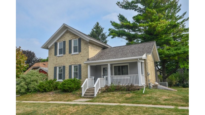 606 Cole St Watertown, WI 53094 by Shorewest Realtors $193,700