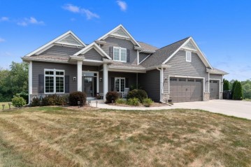 W195N17353 English Oaks Dr, Jackson, WI 53037