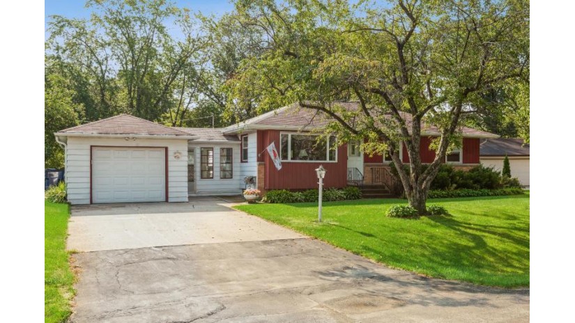 7842 N Link Pl Milwaukee, WI 53223 by Coldwell Banker Realty $149,900