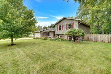 2319 Fox Knoll Dr, Rochester, WI 53185-5093