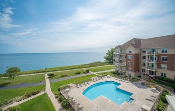 4110 S Lake Dr 441, Saint Francis, WI 53235-5953