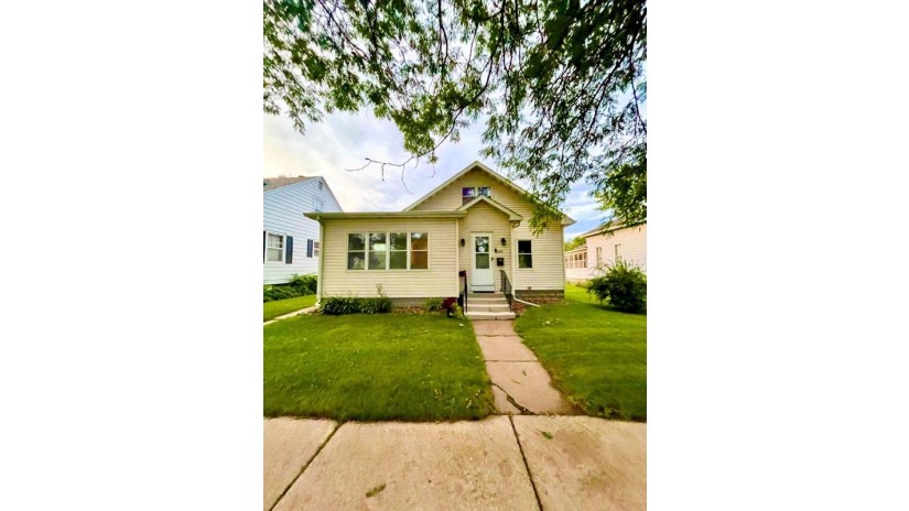 2319 La Crosse St La Crosse, WI 54601 by La Crosse by Owner, LLC $239,900