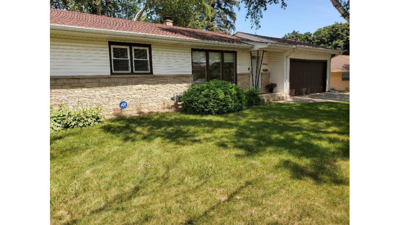 N66W6766 Cleveland St Cedarburg, WI 53012 by  - (414) 935-4500 $1,995