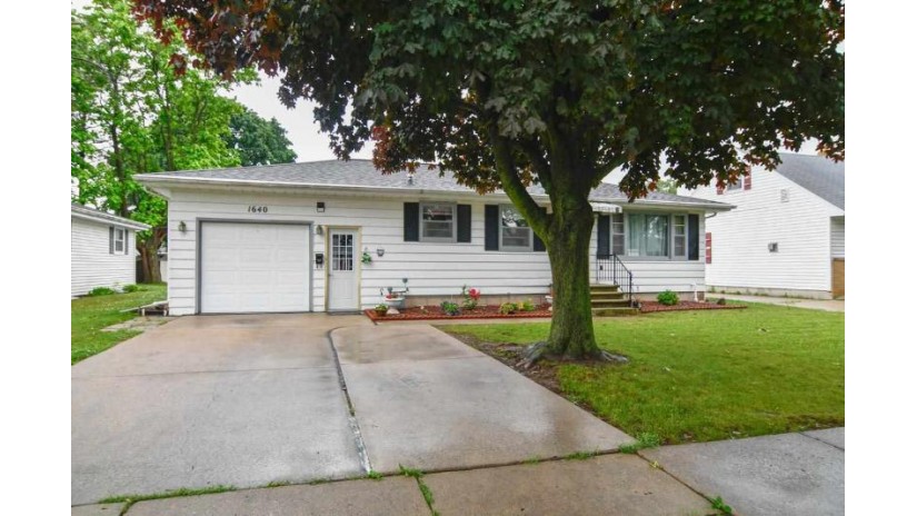 1640 Juniper Drive Green Bay, WI 54302 by Keller Williams Green Bay $144,900