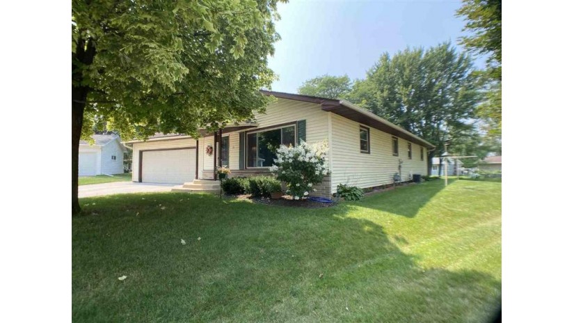 131 School Court Shawano, WI 54166 by Full House Realty, LLC $179,900