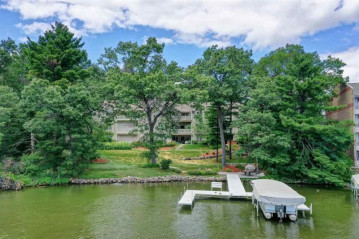 414 E Hiawatha Dr 105, Lake Delton, WI 53965