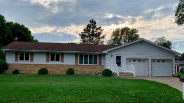 55 6th St, Prairie Du Sac, WI 53578