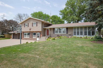 513 E Calhoun St, Cuba City, WI 53807