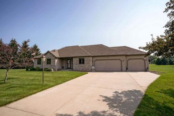 N7572 Stonehaven Dr, Pacific, WI 53901