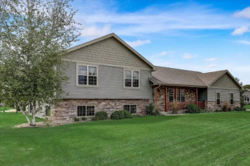 808 Mourning Dove Dr, Cottage Grove, WI 53527