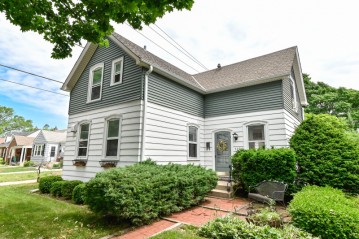 4810 N Elkhart Ave, Whitefish Bay, WI 53217-5943