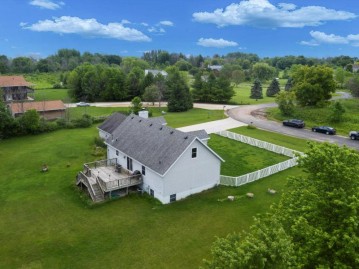 290 Hidden Bluff Rd, Belgium, WI 53013-1560