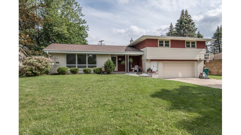 N88W17059 Elmwood Dr Menomonee Falls, WI 53051 by Shorewest Realtors $265,000