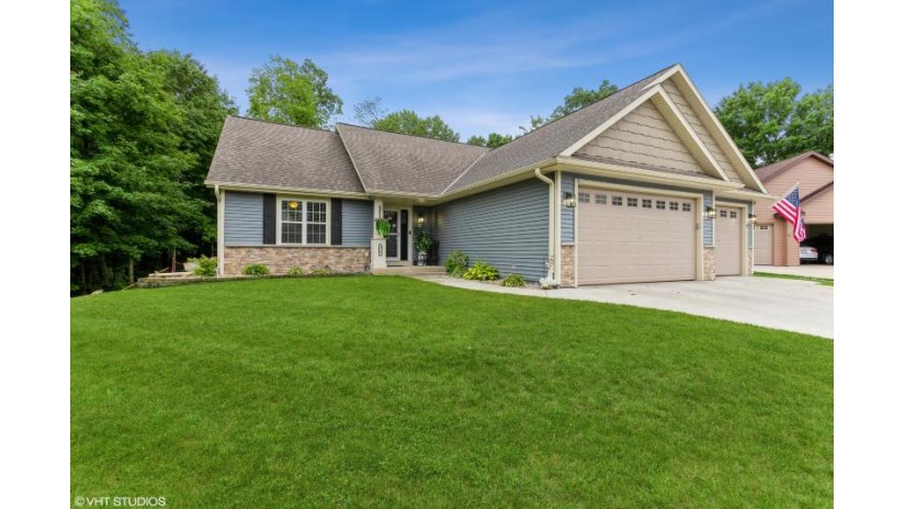 415 Kames Cove Slinger, WI 53086 by Milwaukee Executive Realty, LLC $515,000